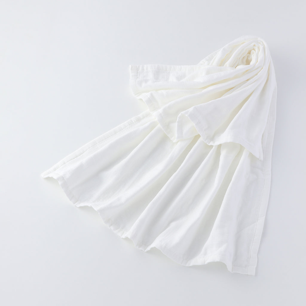 Marshmallow Gauze throw in White