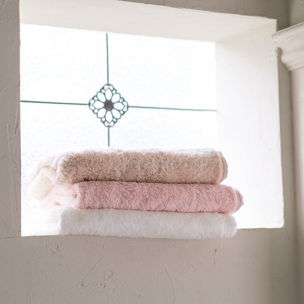 Super Marshmallow small bath towel in Beige
