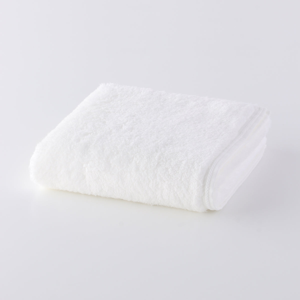 Super Marshmallow small bath towel in White