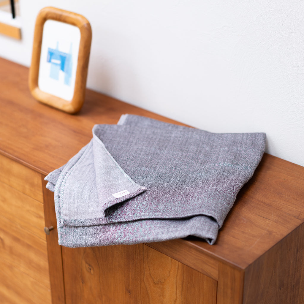 Marshmallow Puff Gauze bath towel in Dark Grey