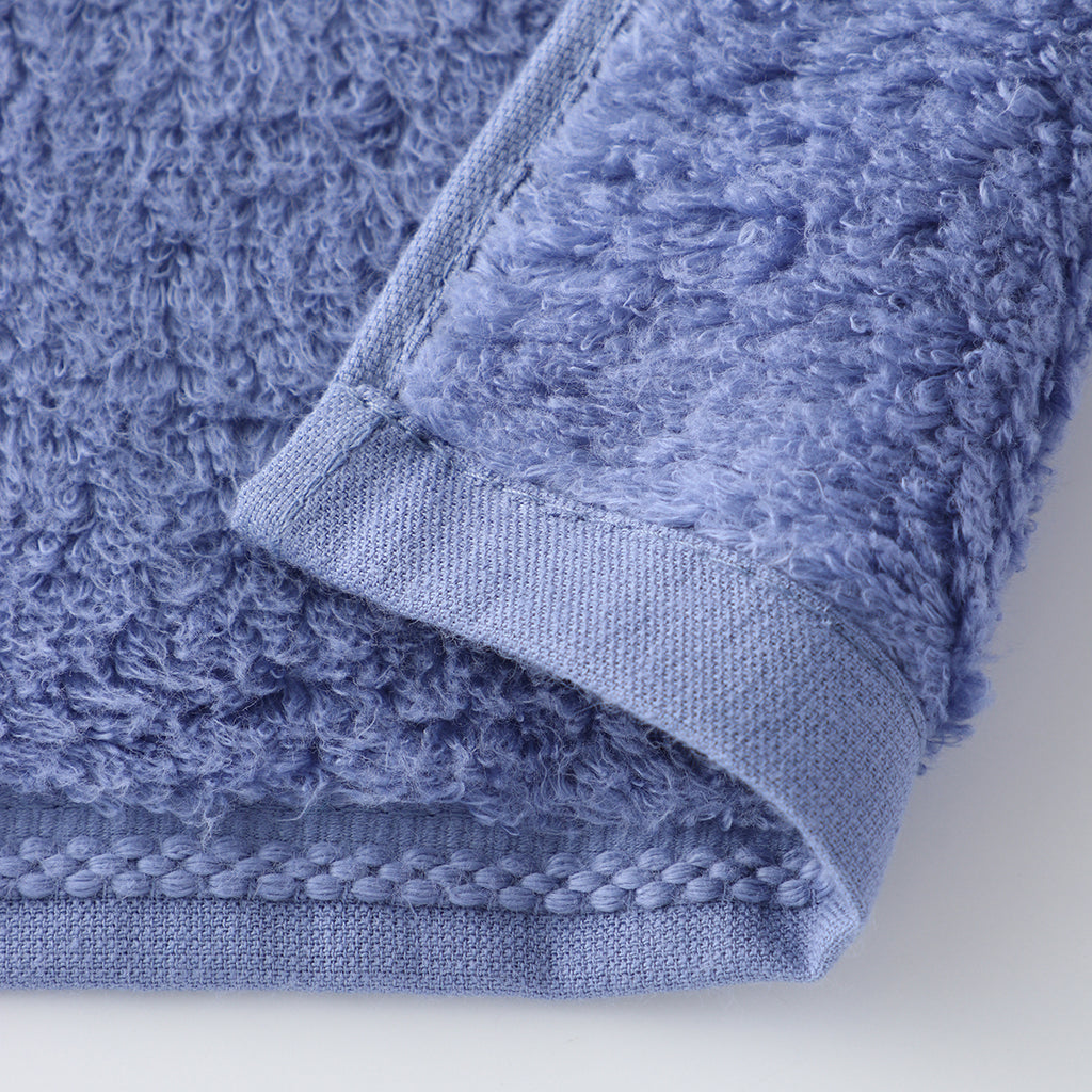 Super Marshmallow bath towel in Blue