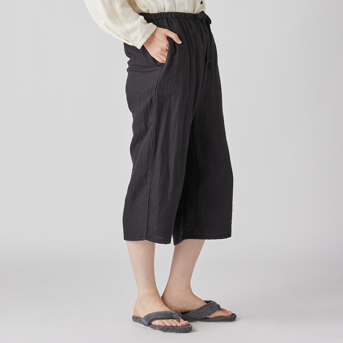 Marshmallow Gauze cropped pants in Black