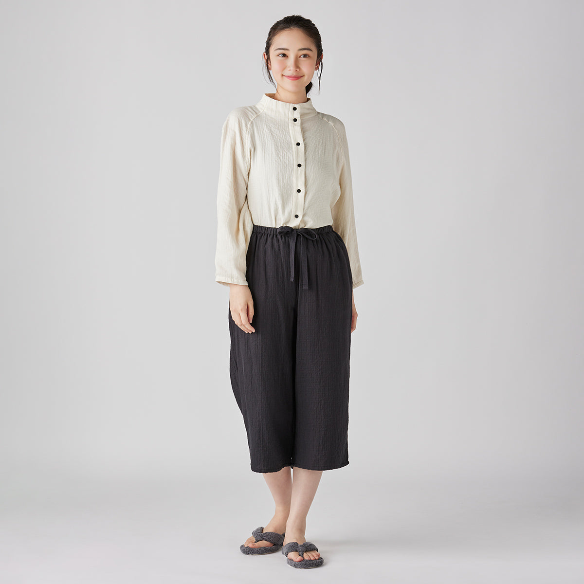 Marshmallow Gauze cropped pants in Black