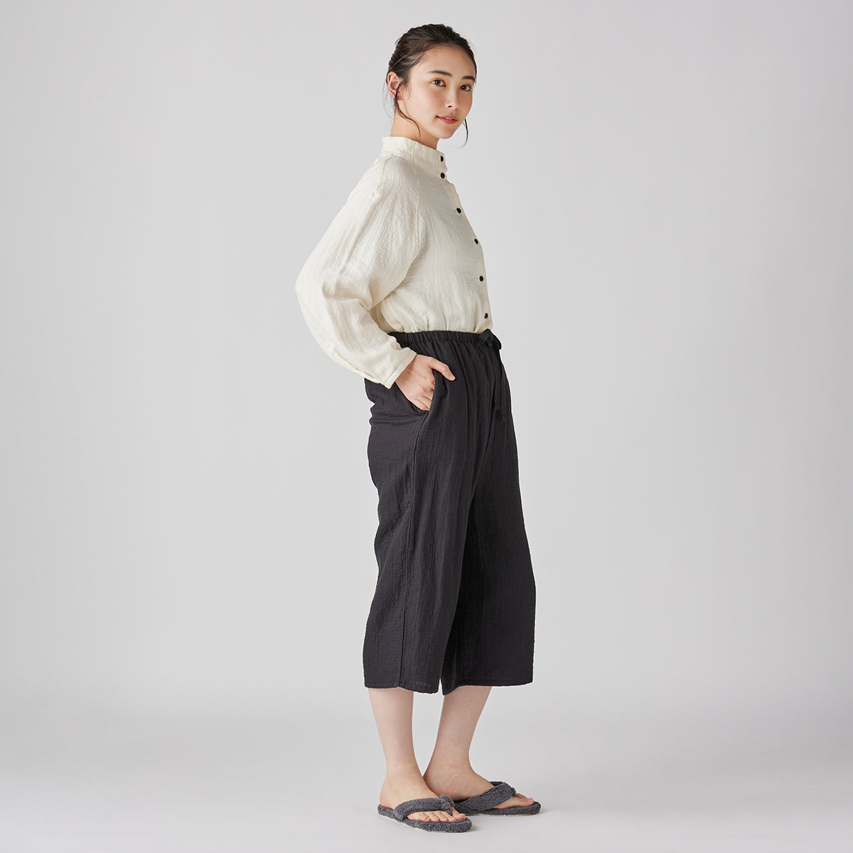 Marshmallow Gauze cropped pants in Black