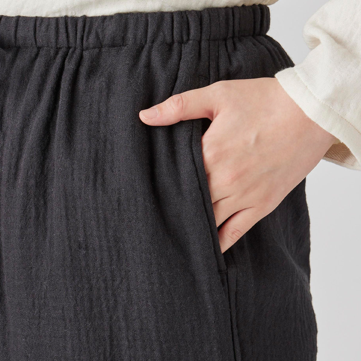 Marshmallow Gauze cropped pants in Black