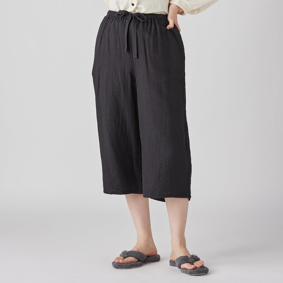 Marshmallow Gauze cropped pants in Black