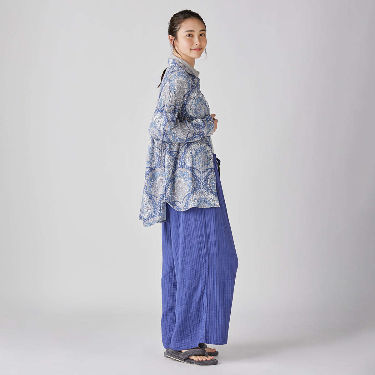 Crepe Gauze wide pants in Blue