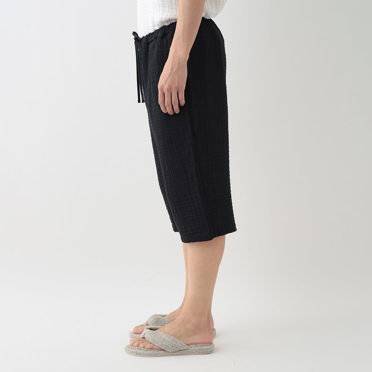 Crepe Gauze mid-length shorts in Black