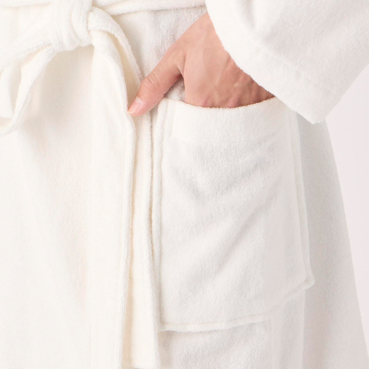 Lightweight Yarn bath robe in White