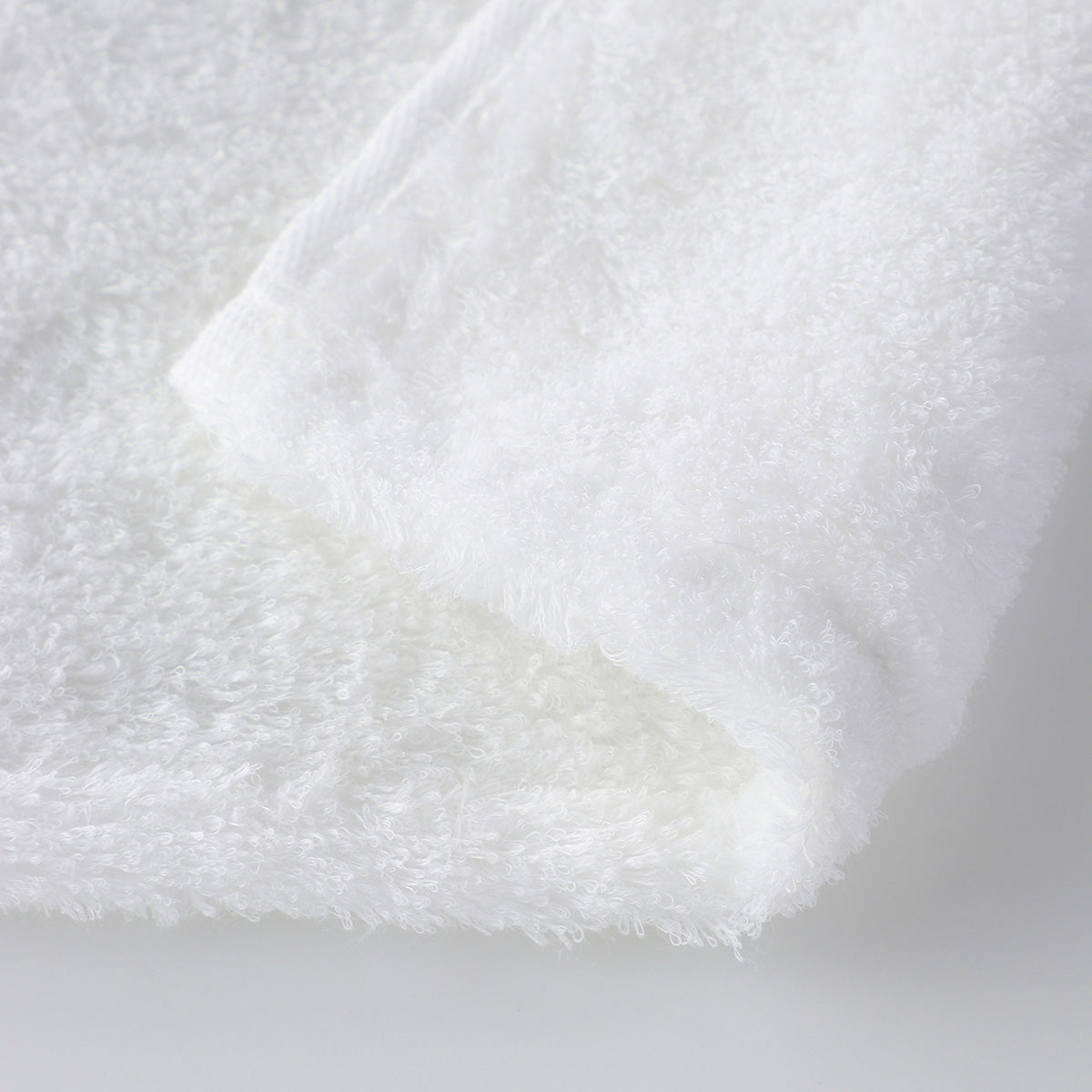 Shiho small bath towel in White