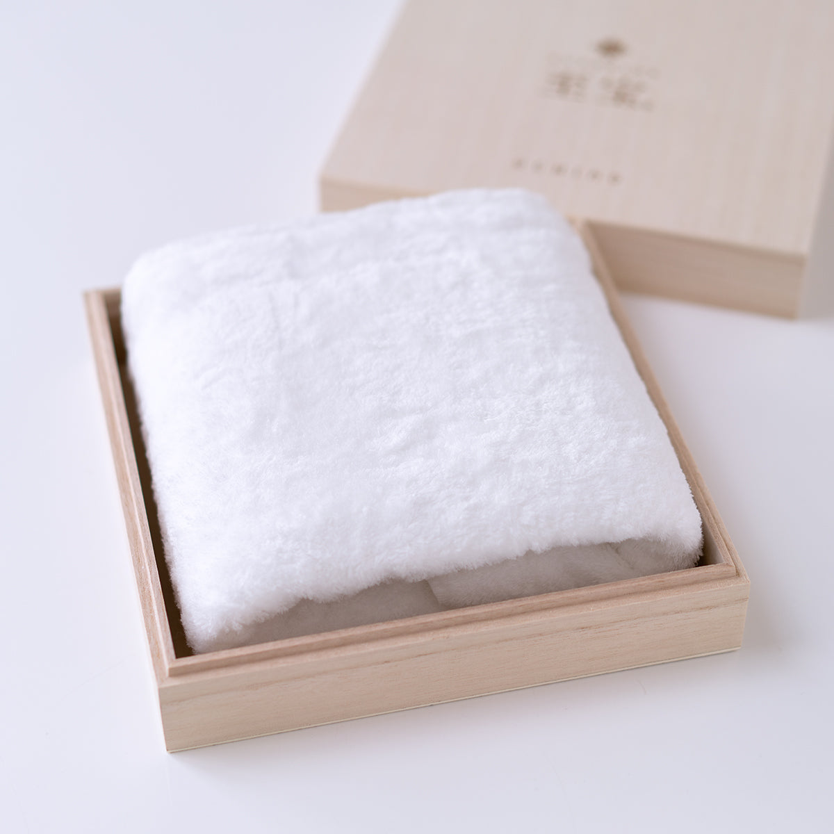 Shiho small bath towel in White