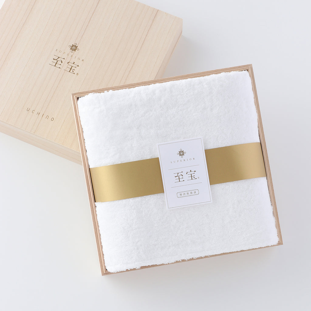 Shiho bath towel in White