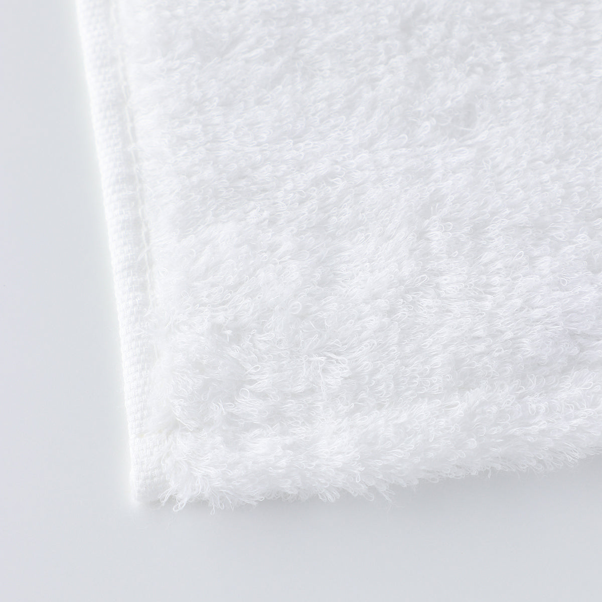 Shiho bath towel in White